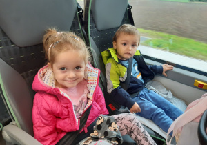 Kingusia i Emilek w autobusie