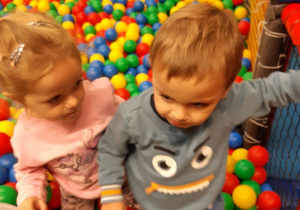 Kingusia z Emilkiem w basenie kulkowym