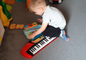 Franio bawi się pianinkiem