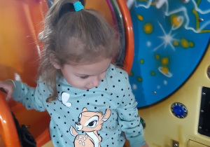 Nela przy karuzeli