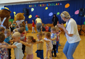 06 Dzieci trzymają się za ramiona i bawią się przy muzyce