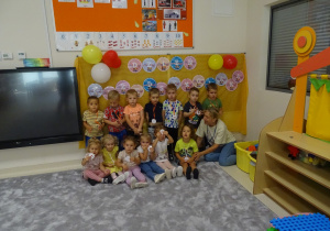 19 Grupowe zdjęcie w sali