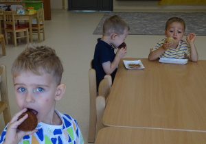 20 Chłopcy jedzą babeczki