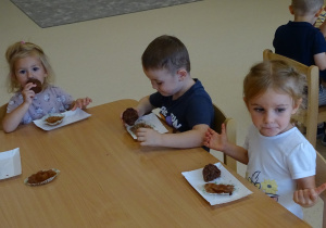 21 Dzieci jedzą babeczki