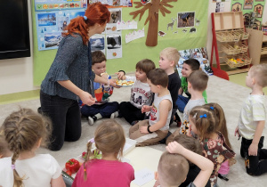 Dzieci jedzą jabłko