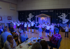 dziadkowie siedzą