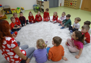 02 Dzieci ubrane na czerwono słuchają pani