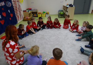 05 Dzieci przekazują sobie sensoryczne serduszko