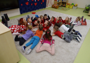 08 Dziewczynka pokazuje ruchy, gesty dzieci naśladują