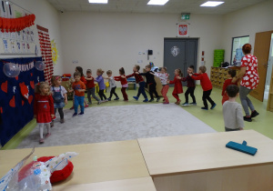 41 Dzieci z panią podczas zabawy muzyczno - ruchowej
