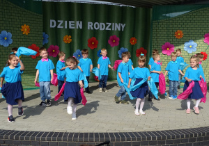 Taniec w wykonaniu grupy Sówki dla rodziców