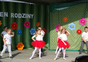 Pszczółki wykonuja taniec dla rodziców