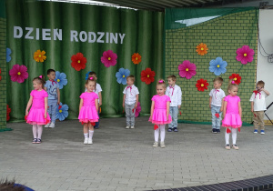 Grupa słoneczka zatańczyły dla rodziców