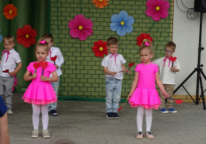 Występ grupy Słoneczka dla mamy i taty