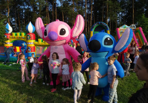 Wspólne zdjęcie dzieci z animatorami