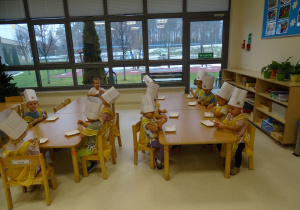 dzieci ugniatają pisaki