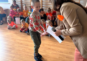Chłopiec odbiera dyplom