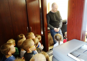 Dzieci oglądają urządzenia znajdujące się w GCI
