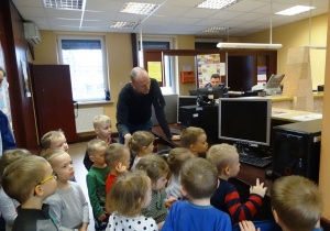 Dzieci oglądają komputer