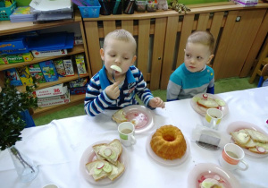 Dzieci jedzą śniadanie wielkanocne