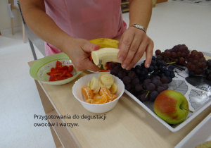 Pani Renia przygotowuje owoce do degustacji.