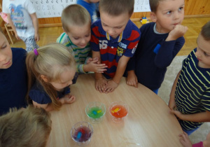 Dzieci patrzą na_kolorowa_wode