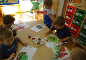 Dzieci malują jabłuszko