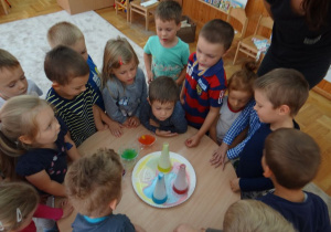 Dzieci przy eksperymentach z kolorami