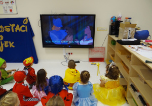 Dzieci oglądają Pocahontas w języku angielskim.