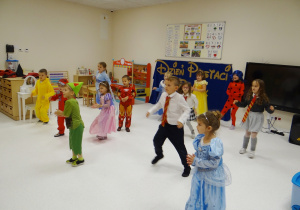 Dzieci w przebraniach tańczą zumbę.