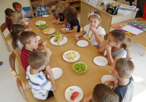 Dzieci świętują urodziny Zuzi jedząc owoce.