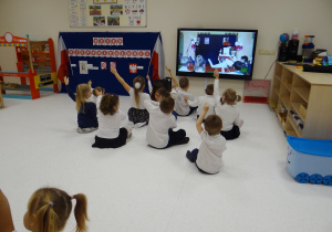 Dzieci słuchają piosenki żołnierskiej.