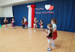 Dzieci w parach uczą się tańczyć grozika.