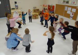 Dzieci wykonują ćwiczenia gimnastyczne do piosenki.