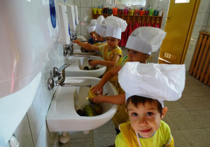 Dzieci myją owoce