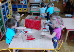 Dzieci malują karton farbami