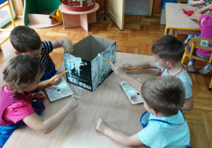 Dzieci malują pudełko