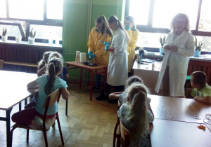 5,6 i 6 - latki obserwują doświadczenie chemiczne