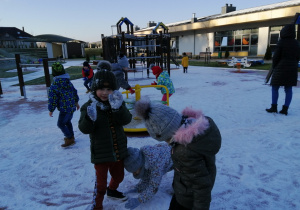 lepienie kul śniegowych