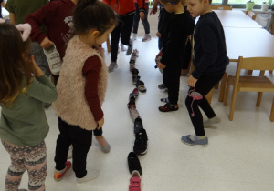 Dzieci zgodnie z tradycją ustawiają buty jeden za drugim.