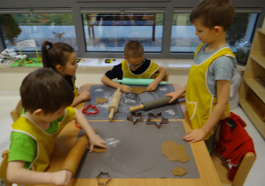 Dzieci zajmują się produkcją pierniczków.