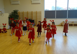 Dziewczynki tańczą dla Mikołaja.