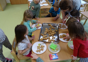 17 Dzieci dekorują pierniczki