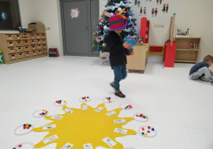Igorek spaceruje z globusem wokół słoneczka.