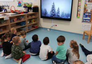 Dzieci oglądają film edukacyjny