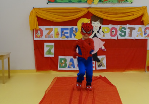 14 na czerwonym dywanie spiderman