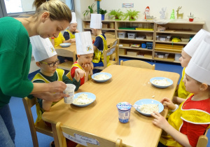 12 Pani rozkłada jogurt