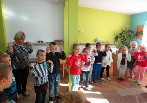 Dzieci podczas zabawy muzyczno - ruchowej