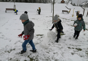 dzieci na śniegu