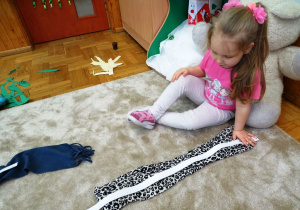 Dziewczynka mierzy swój szalik
